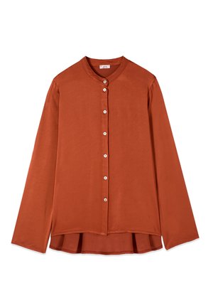 Camicia arancione ruggine a manica lunga con bottoni, collo alla coreana e orlo leggermente svasato, in tessuto liscio e leggero.
