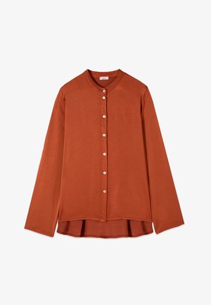 Camicia arancione ruggine a manica lunga con bottoni, collo alla coreana e orlo leggermente svasato, in tessuto liscio e leggero.