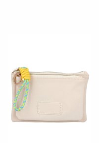 Bolsa de tela beige con cierre de cremallera, equipada con una correa trenzada para la muñeca en amarillo y azul, y un anillo metálico para sujetar; forma rectangular.
