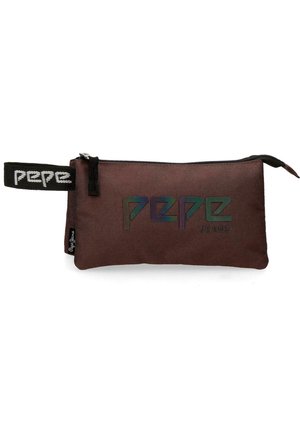 Funda rectangular de tela marrón con cremallera negra y logo "Pepe Jeans", con una correa de muñeca negra con el texto blanco "Pepe".