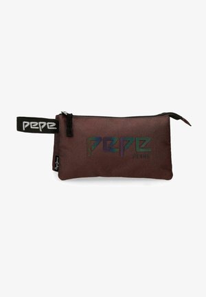 Funda rectangular de tela marrón con cremallera negra y logo "Pepe Jeans", con una correa de muñeca negra con el texto blanco "Pepe".
