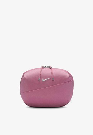 Bolsa Nike em tecido rosa claro com acabamento texturizado, formatada em forma arredondada, com fecho ajustável por cordão e com detalhe em logo prateado.