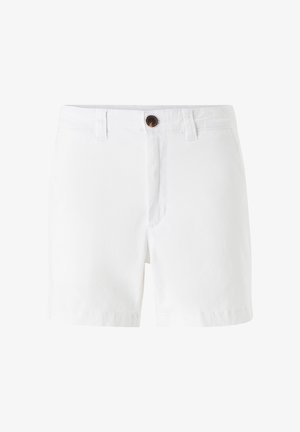 Witte katoenen shorts met een knoopsluiting, lussen voor een riem en zakken aan de voorkant, weergegeven tegen een effen witte achtergrond.
