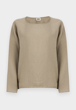 Haut beige à manches longues en tissu texturé avec un col rond et un ourlet droit. Design simple et minimaliste sans ornements visibles.