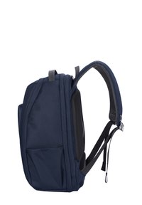 Zaino blu navy realizzato in tessuto resistente, dotato di schienale imbottito, spallacci regolabili e tasca laterale. Design snello per una maggiore funzionalità.