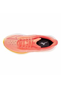 Zapatilla de running ligera con parte superior de malla color coral, cordones rosas, plantilla negra y mediatra blanca, con un acento amarillo en la punta.