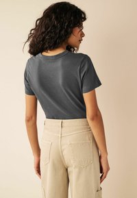 Next ESSENTIAL CREW NECK T-SHIRTS 3 PACK - Triko s potiskem - animal print natural neutral grey