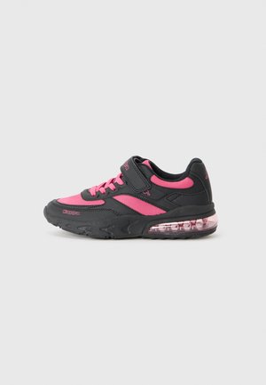 Chaussure de sport noire avec des accents roses, en matériaux en maille et synthétiques, col rembourré, sangle velcro et semelle à coussin d'air transparente.