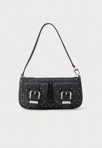 Μαύρη δερμάτινη τσάντα χειρός με δύο μπροστινές τσέπες με ασημένιες αγκράφες, διακοσμητικές καρφίτσες και έναν ρυθμιζόμενο λουρί ώμου.