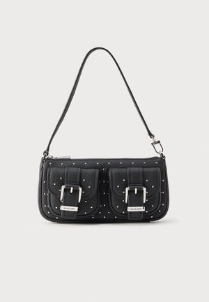 Μαύρη δερμάτινη τσάντα χειρός με δύο μπροστινές τσέπες με ασημένιες αγκράφες, διακοσμητικές καρφίτσες και έναν ρυθμιζόμενο λουρί ώμου.