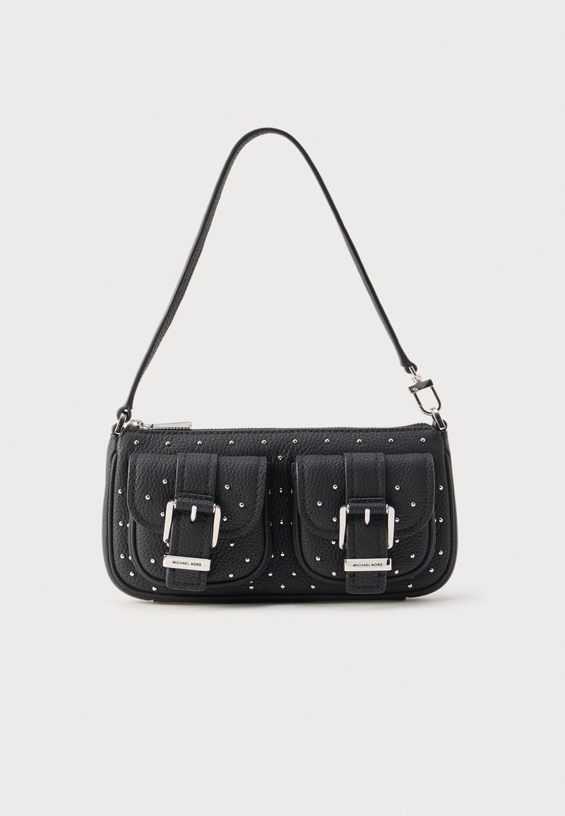 Μαύρη δερμάτινη τσάντα χειρός με δύο μπροστινές τσέπες με ασημένιες αγκράφες, διακοσμητικές καρφίτσες και έναν ρυθμιζόμενο λουρί ώμου.