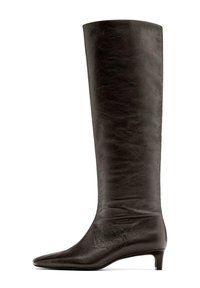Botte noire en cuir montant jusqu'au genou, avec un bout pointu et un petit talon effilé. Texture lisse avec un effet de plis subtil.