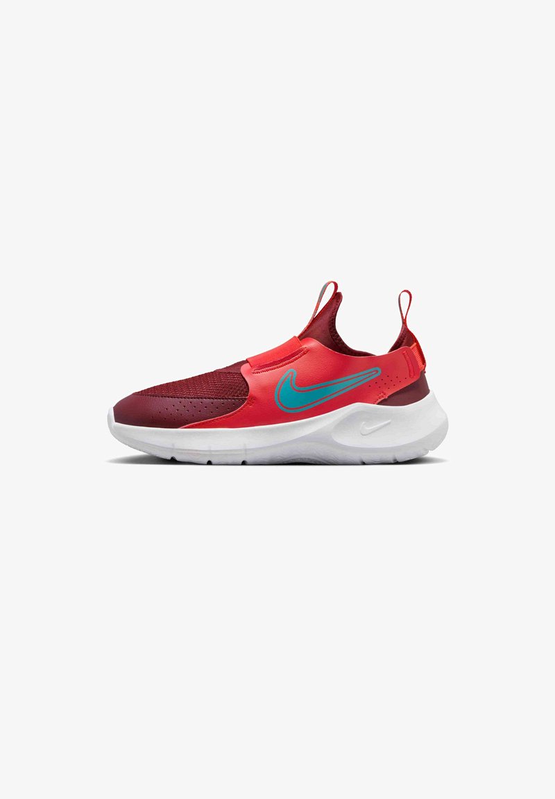 Zapatilla deportiva roja con materiales de malla y sintéticos, diseño tipo slip-on, logo en turquesa y suela blanca con un patrón texturizado.