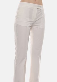 Pantaloni beige su misura con una texture liscia, dotati di tasche frontali e design a gamba dritta, realizzati in materiale leggero.