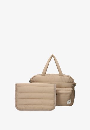 Beige polstret taske sæt, der inkluderer en hovedtaske med to håndtag og en aftagelig pung. Begge har en quiltet tekstur og et slankt design.