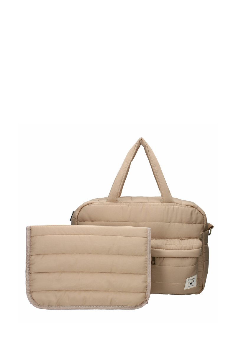 Beige vadderad väskset som innehåller en huvudväska med två handtag och en avtagbar påse. Båda har en kviltad textur och en strömlinjeformad design.