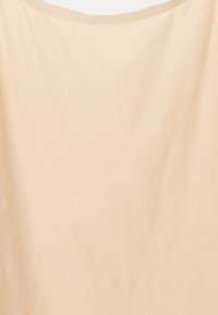 Klassinen beige kangas, joka laskeutuu pehmeästi ja sillä on sileä pinta. Hieman kiiltävä, kevyt ja joustava materiaali, joka sopii käytettäväksi kerroksittain eri asuissa.