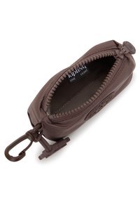 Piccolo sacchetto marrone realizzato in materiale liscio; presenta una chiusura con zip, bordi testurizzati e un attacco per portachiavi. All'interno è visibile l'etichetta del marchio.