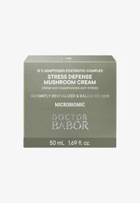 Emballage en boîte verte pour la Crème de Défense Contre le Stress aux Champignons de Doctor Babor, avec du texte blanc et un logo argenté. Contient 50 mL de produit.