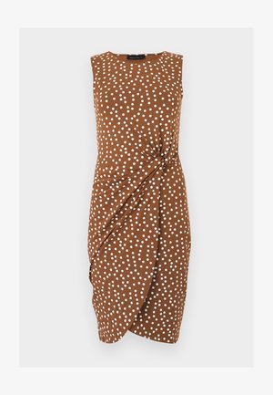 Mouwloze bruine jurk tot op de knie met witte polka dots en zijdetail met twist, op een effen achtergrond.