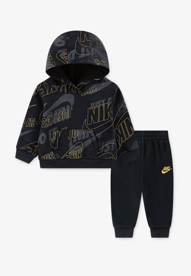Melna kapuce un bikses, kas izgatavotas ar zelta "Nike" logo un saukļiem, mīksts audums, kanguru kabata un ribota piedurkne un josta.