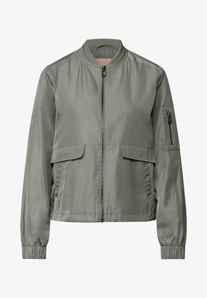 Lichtgrijze bomberjack met een ritssluiting aan de voorkant, twee klepzakken, een ritszak op de linkermouw en elastische manchetten en kraag.