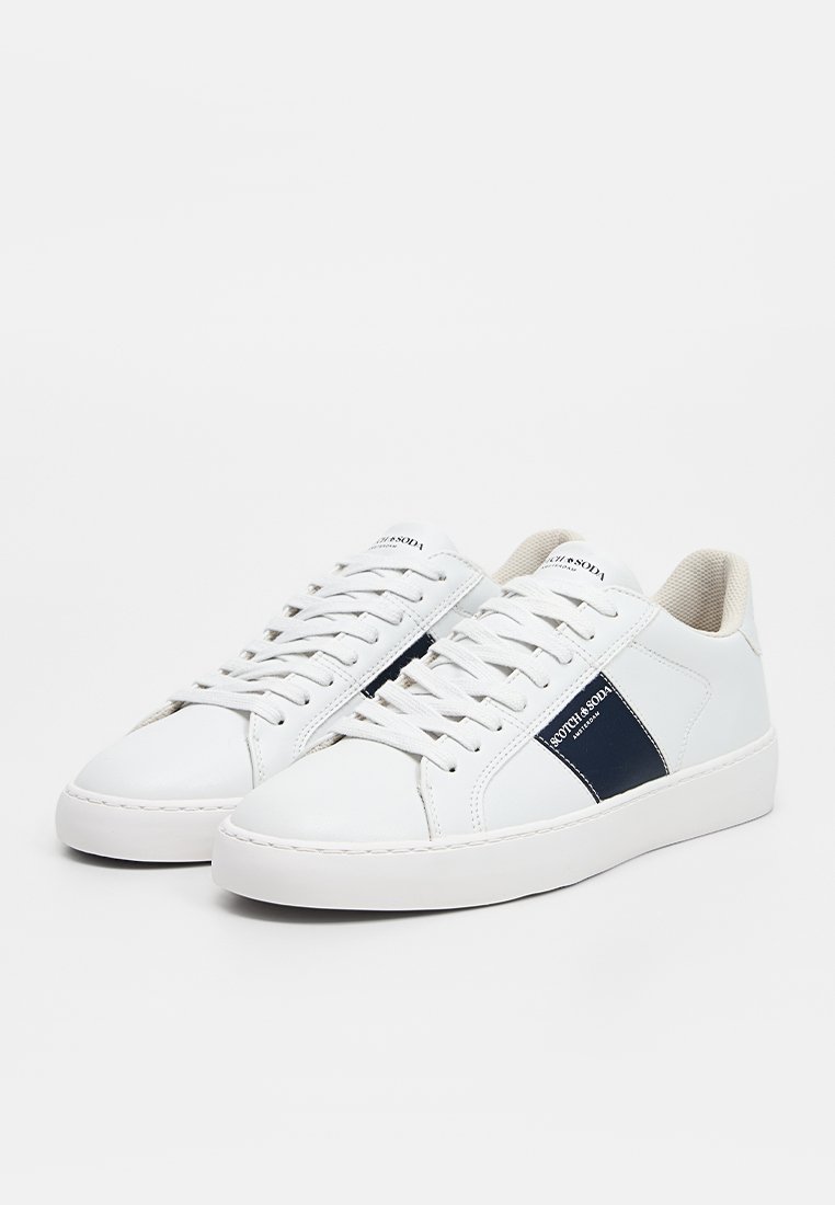 Weiße Sneaker aus glattem Leder mit einem navyfarbenen Akzentstreifen, Schnürverschluss und cremefarbiger Innenauskleidung. Flache Gummisohlen.