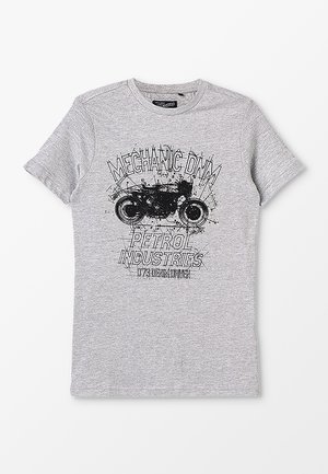 T-shirt gris à manches courtes avec un graphisme de moto noir et le texte "Mechanic Dynm Petrol Industries 173 Denimmen" sur le devant.