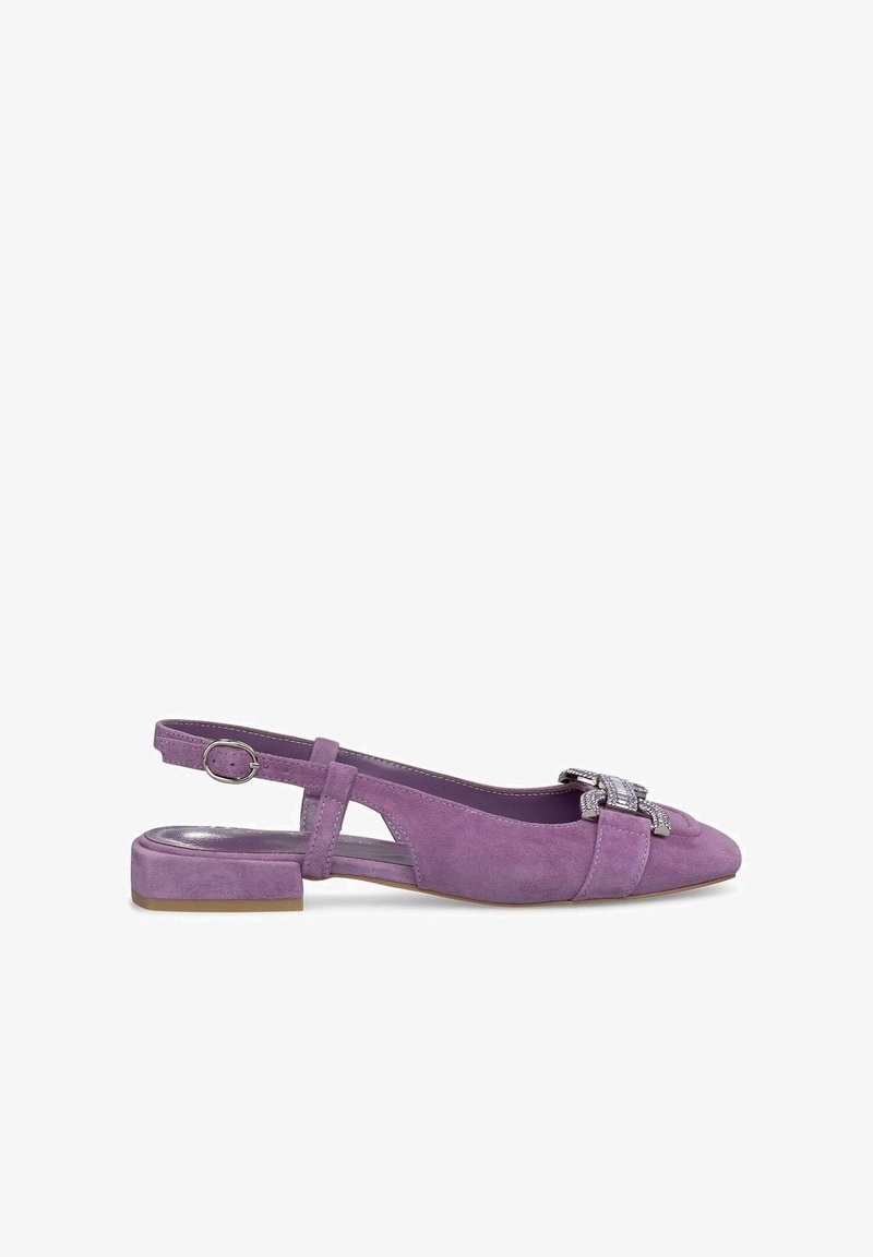 Chaussure slingback en daim violet avec un petit talon carré, présentant une boucle décorative et des découpes sur les côtés.