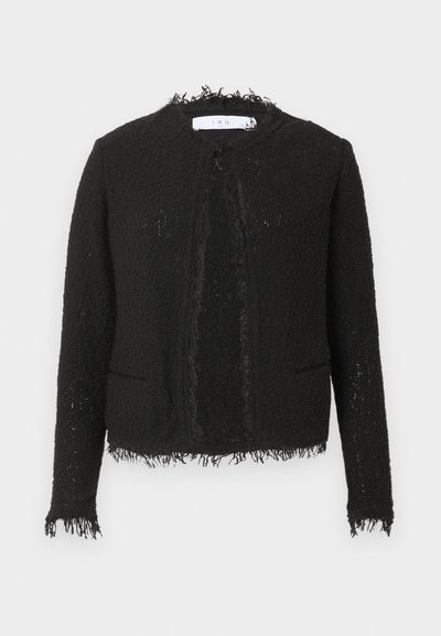 Čierna textúrovaná dámska bunda s otvoreným predným dielom, dlhými rukávmi a strapcami na manžetách, leme a golieri.