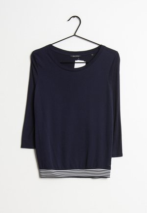 Maglietta a maniche lunghe blu navy con scollatura rotonda e orlo a righe. Realizzata in un tessuto liscio con una vestibilità comoda.