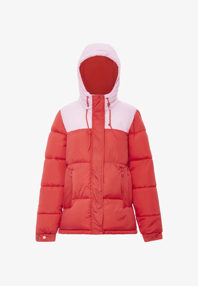Giacca a vento imbottita rossa e rosa con cappuccio, tasche con zip e un design a blocchi di colore con cuciture orizzontali. Texture liscia e materiale resistente.