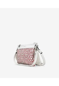 Bolso blanco con un acabado texturizado y un patrón floral rojo en la parte frontal, que cuenta con una correa de hombro desmontable y detalles en metal plateado.
