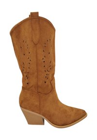 Bottes de cowboy en suede marron avec un bout pointu, un haut en forme de vagues, des motifs découpés sur les côtés et un talon empilé.