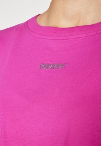 DKNY MINI STUD LOGO KNOT FRONT TEE - Marškinėliai su spaudiniu - orchid glow