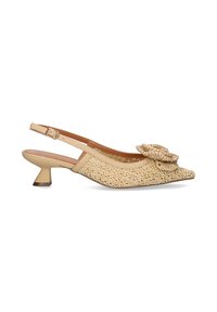 Zapato slingback beige con textura trenzada, punta afilada y un adorno floral decorativo. Tacón moderado y detalle de correa ajustable.