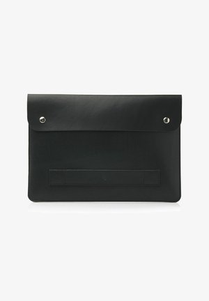 Schwarze Umhängetasche aus Leder im Umschlagstil mit Klappenverschluss. Verfügt über einen silbernen Druckknopf und eine strukturierte Oberfläche, gestaltet für ein elegantes Erscheinungsbild.