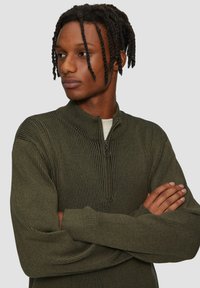Olivengrüner Rei�ßverschluss-Pullover mit gerippter Textur, hohem Kragen und einem runden Reißverschlussgriff. Verfügt über lange Ärmel und eine lockere Passform.