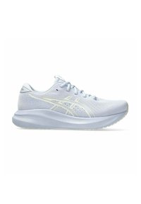 Baskets de course gris clair avec semelle blanche et motif de logo subtil sur le côté, présentant une tige en mesh respirant et un système de laçage.