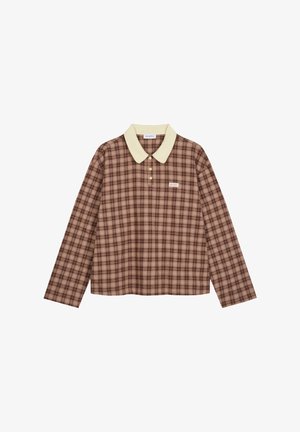 Brun rutete langermet poloshirt med kremfarget krage og tre knapper, med et lite merke på brystet.