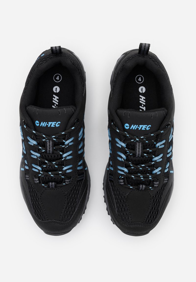 Zapatillas deportivas negras con parte superior de malla, con acentos y cordones azules, suelas texturizadas y punteras reforzadas. Tamaño marcado como 4.