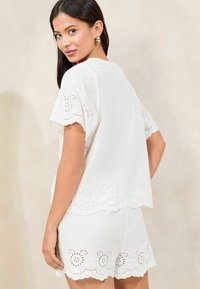 Lipsy BRODERIE SET - Conjunto de pijama - white