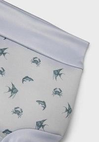 Kupaći kostim s svijetlo sivom pozadinom koji sadrži uzorak plavih riba i rakova, ukrašen glatkim svijetloplavim pojasom.
