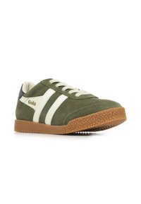 Sneaker in suede verde con strisce bianche e lacci in cotone. Suola in gomma con texture di colore gomma e piccolo logo sul lato.