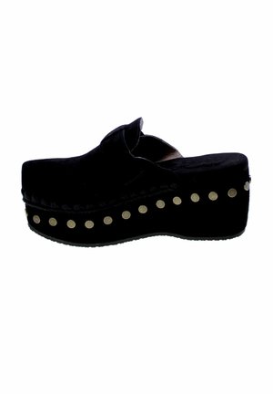 Zoccolo con platform in camoscio nero con borchie rotonde dorate lungo la suola e design slip-on con punta chiusa.