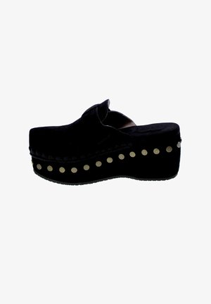 Zoccolo con platform in camoscio nero con borchie rotonde dorate lungo la suola e design slip-on con punta chiusa.