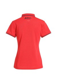 Polo rouge à manches courtes avec bordure bleu marine sur les manches et le col, arborant "Bellemore New York" brodé dans le haut du dos.