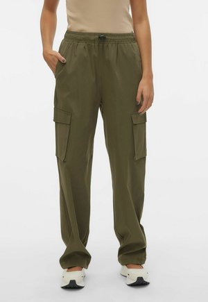 Pantalones cargo de tela verde oliva, con cintura elástica, bolsillos laterales y corte relajado, combinados con zapatillas blancas.