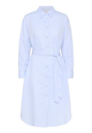 Lichtblauwe gestreepte shirtjurk met een knoopsluiting aan de voorkant, lange mouwen en een gestrikte tailleband. Heeft een klassieke kraag en een gebogen zoom.