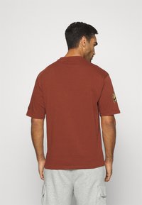 New Era MLB SAN DIEGO PADRES TEAM PATCH TEE - Fanartikel - brown